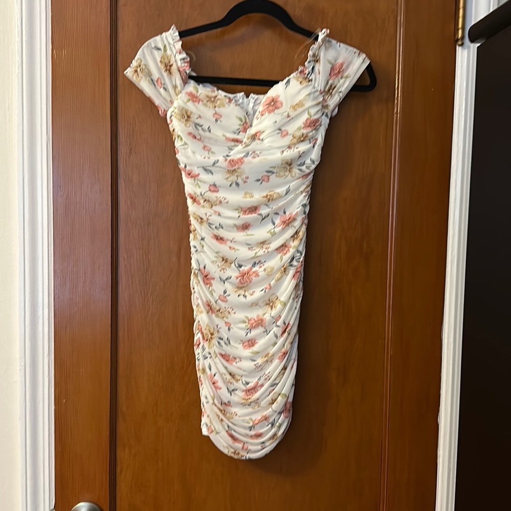 Privy dress Floral size medium- excellent condition, tight fitting